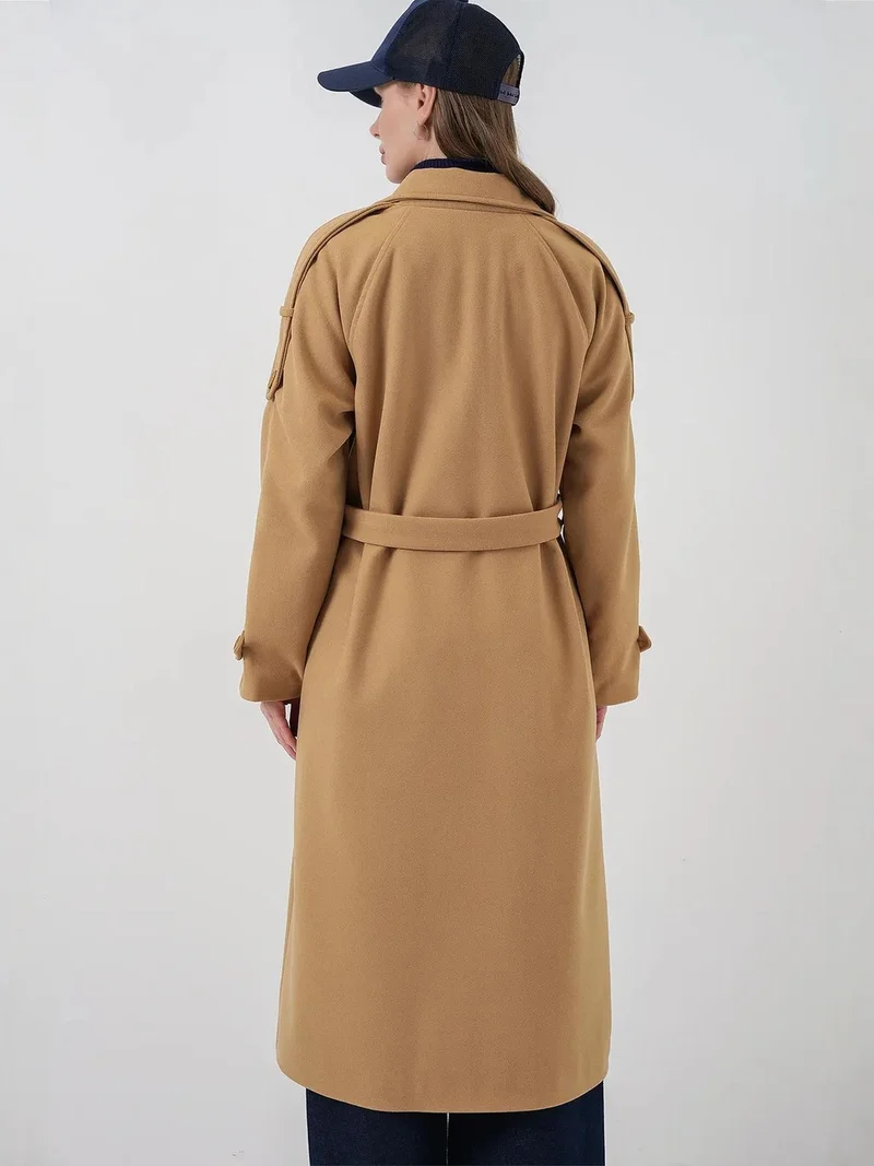 بيغ دارت معطف  ذو الصدر المزدوج بأزرار ونقش بارز