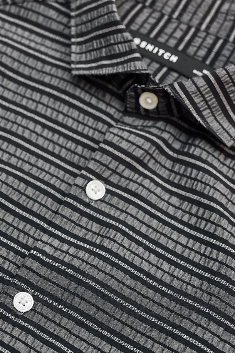 SNITCH قميص بقصة ضيقة مخطط باللون الأسود