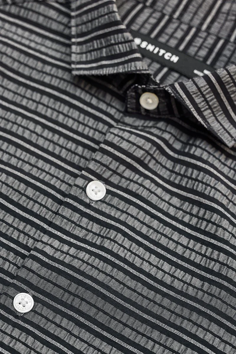 سنيتش قميص بقصة ضيقة مخطط باللون الأسود