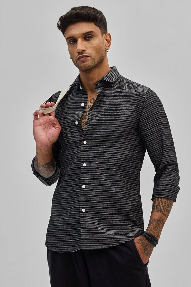 سنيتش قميص بقصة ضيقة مخطط باللون الأسود