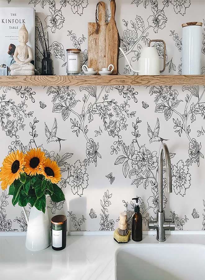 رَوَائِد ورق جدران زهري بلون أسود وكريمي، لاصق وقابل للإزالة، مقاس ‎17.3 × 196.8‎ بوصة، بتصميم زهري عتيق مع زهور وطيور، ورق تزييني لاصق ذاتيًا للحمام والخزائن - Image 5