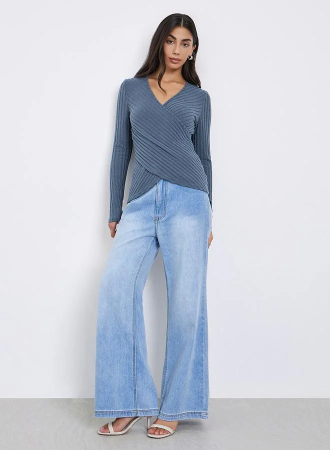 ستايلي بلوزة محبوكة بقصة ملتفة