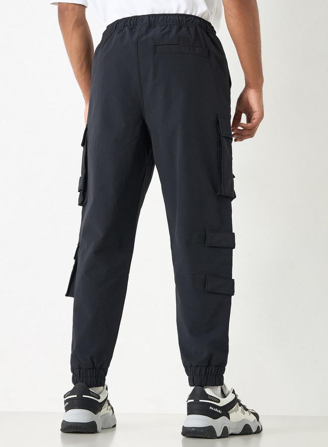 اس بي كاركترز بنطلون كارجو سادة بقصة مريحة ورباط إغلاق وجيوب - Image 3