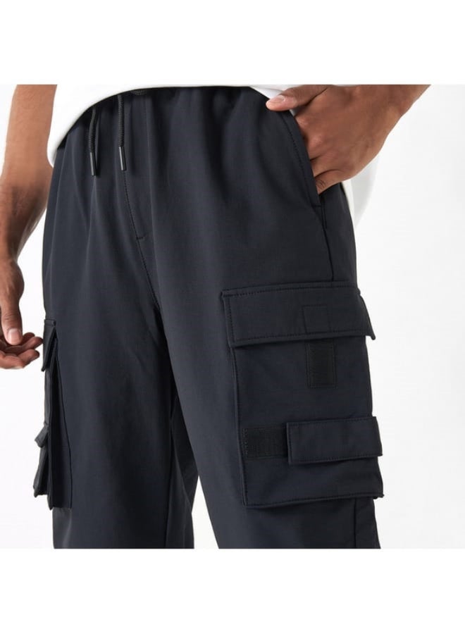 اس بي كاركترز بنطلون كارجو سادة بقصة مريحة ورباط إغلاق وجيوب - Image 4