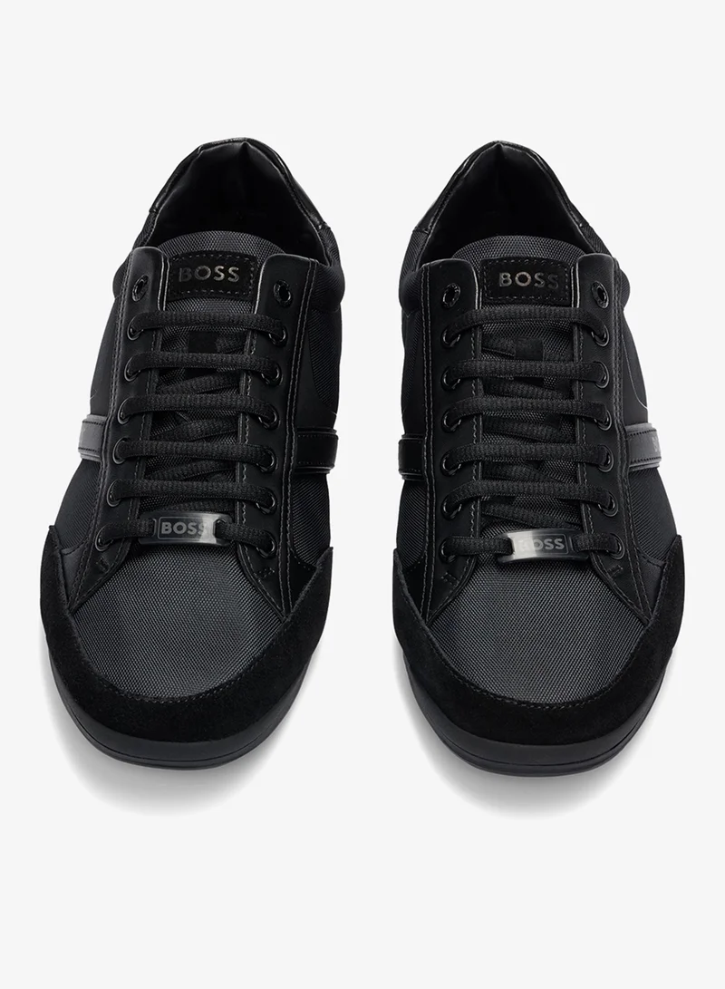 بوس سنيكرز بمزيج المواد من جلد السويد والجلد الصناعي