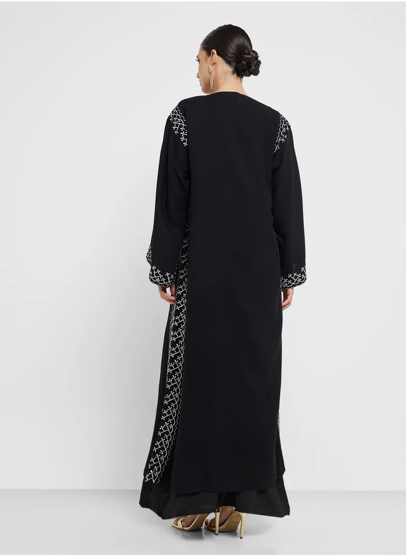 هيا كلوزيت Embroidered Flared Sleeve Abaya