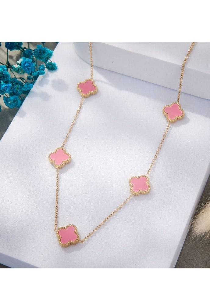 مانيكان عقد بدلاية بتصميم زهرة البرسيم، الدلاية مطلية باللون الوردي، السلسلة ذهبية اللون، مصنوع من الفولاذ المقاوم للصدأ - Image 1