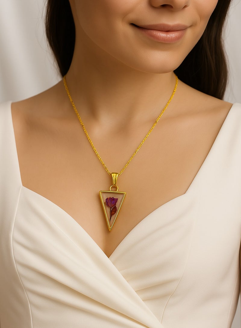 Ready For Chai قلادة ب pendants زهور مصنوعة يدويًا من الراتنج - بتلات ورد مضغوطة حقيقية في إطار مطلي بالذهب | مجوهرات نباتية | هدية مستوحاة من الطبيعة لها - Image 2