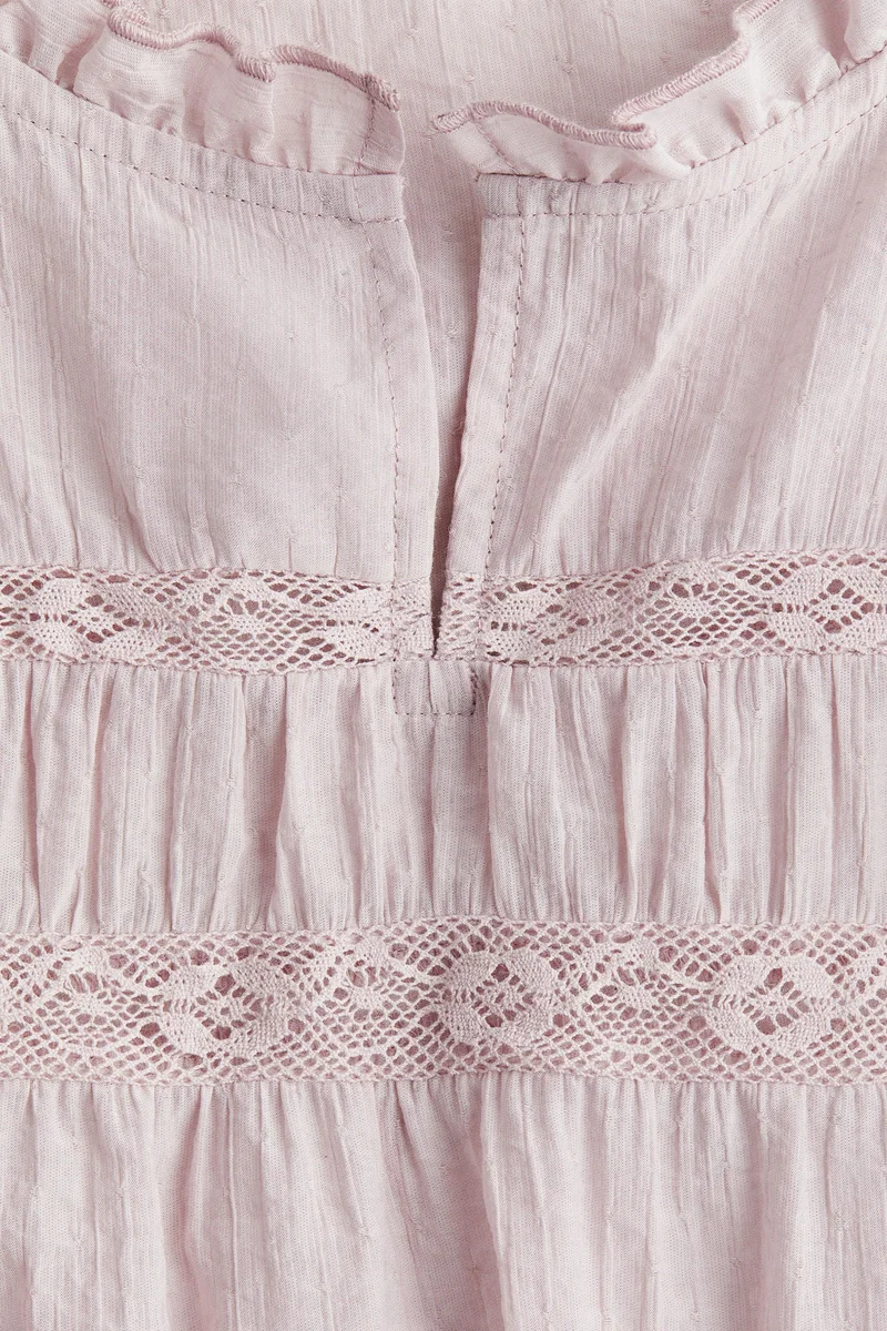 اتش اند ام بلوزة مزينة بحواف مكشكشة