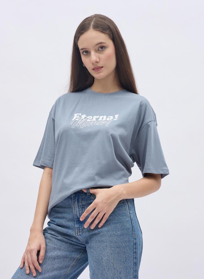 ستايلي تيشيرت نسائي واسع بأكمام قصيرة وطبعة شعار باللون الأزرق - Image 3