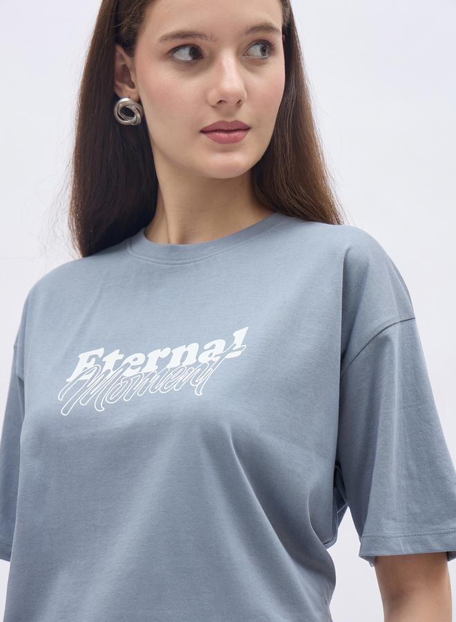 ستايلي تيشيرت نسائي واسع بأكمام قصيرة وطبعة شعار باللون الأزرق - Image 4