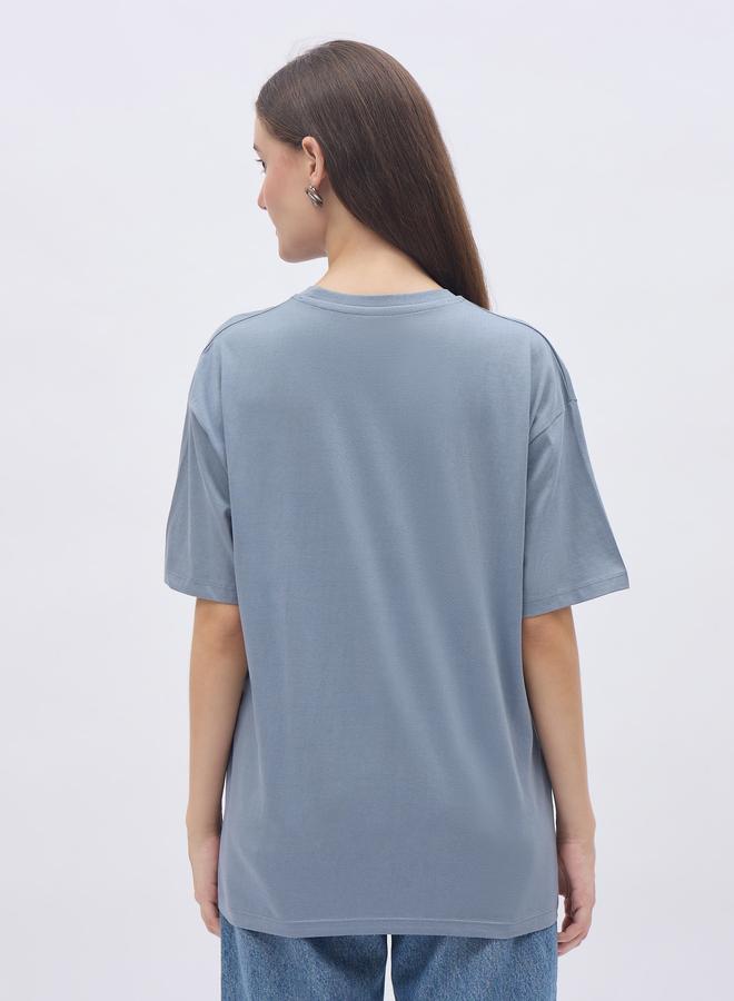 ستايلي تيشيرت نسائي واسع بأكمام قصيرة وطبعة شعار باللون الأزرق - Image 5