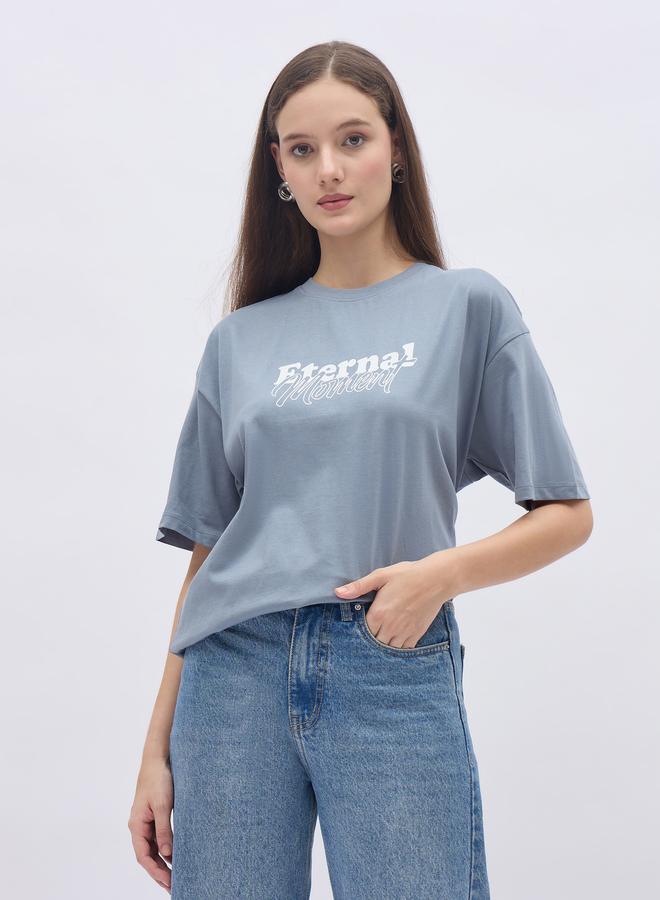 ستايلي تيشيرت نسائي واسع بأكمام قصيرة وطبعة شعار باللون الأزرق - Image 1