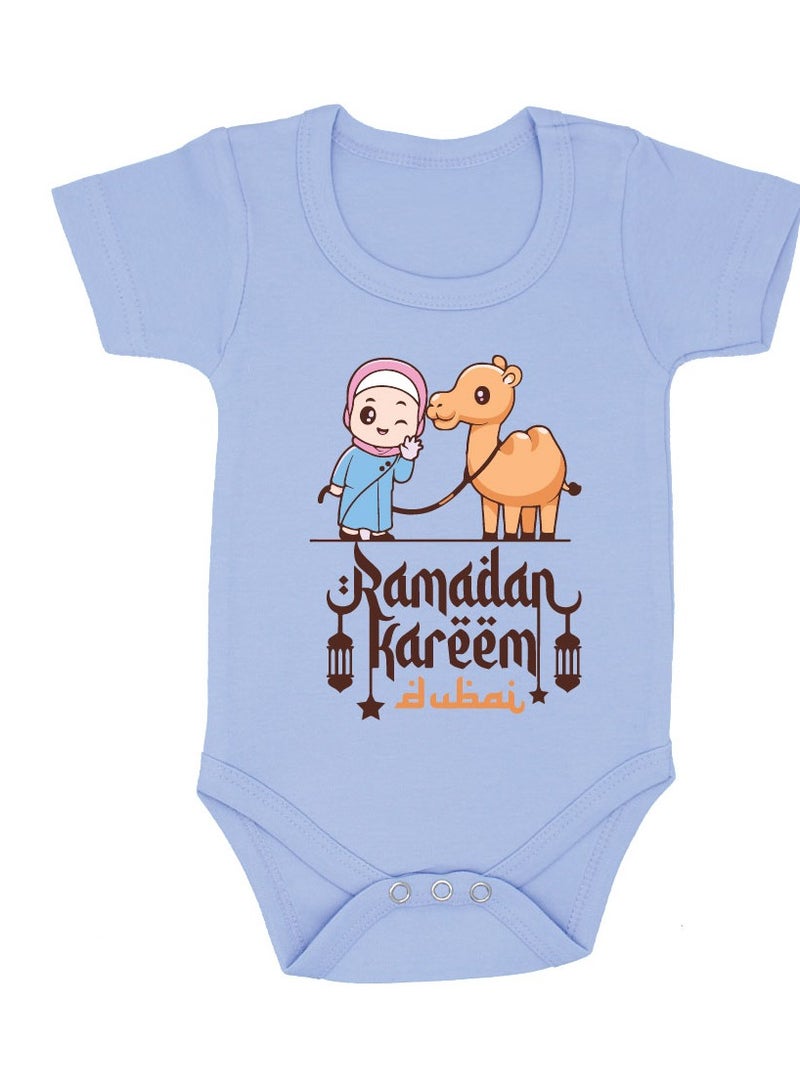 برينت شوب فور مي زي مطبوع من الخاص بي أولا   رمضان دبي - رومبير للأطفال حديثي الولادة - رومبير قطني بأكمام قصيرة للفتيات الصغيرات - احتفل بشهر رمضان الأول للطفل بأناقة  - Image 1