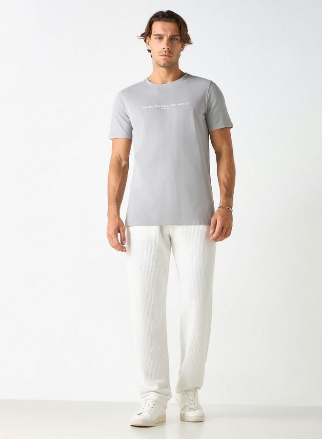 ايكونيك تيشيرت بياقة ضيّقة وأكمام قصيرة وطبعات تايبوجرافيك من آيكونيك - Image 2