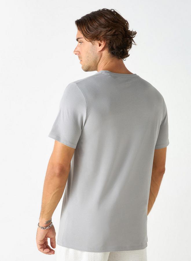 ايكونيك تيشيرت بياقة ضيّقة وأكمام قصيرة وطبعات تايبوجرافيك من آيكونيك - Image 3