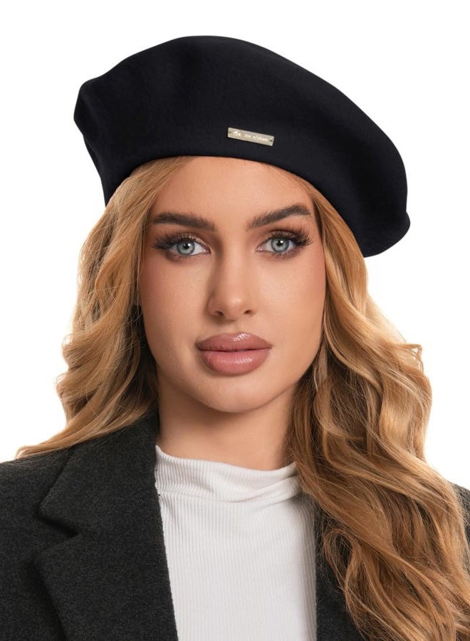 Gajaous بيريهات كلاسيكية من الصوف للنساء، قبعات بيريه فرنسية أنيقة للنساء والفتيات والسيدات، قبعة رسامين بلون موحد مع ملصق ذهبي صغير مصمم خصيصاً - Image 1