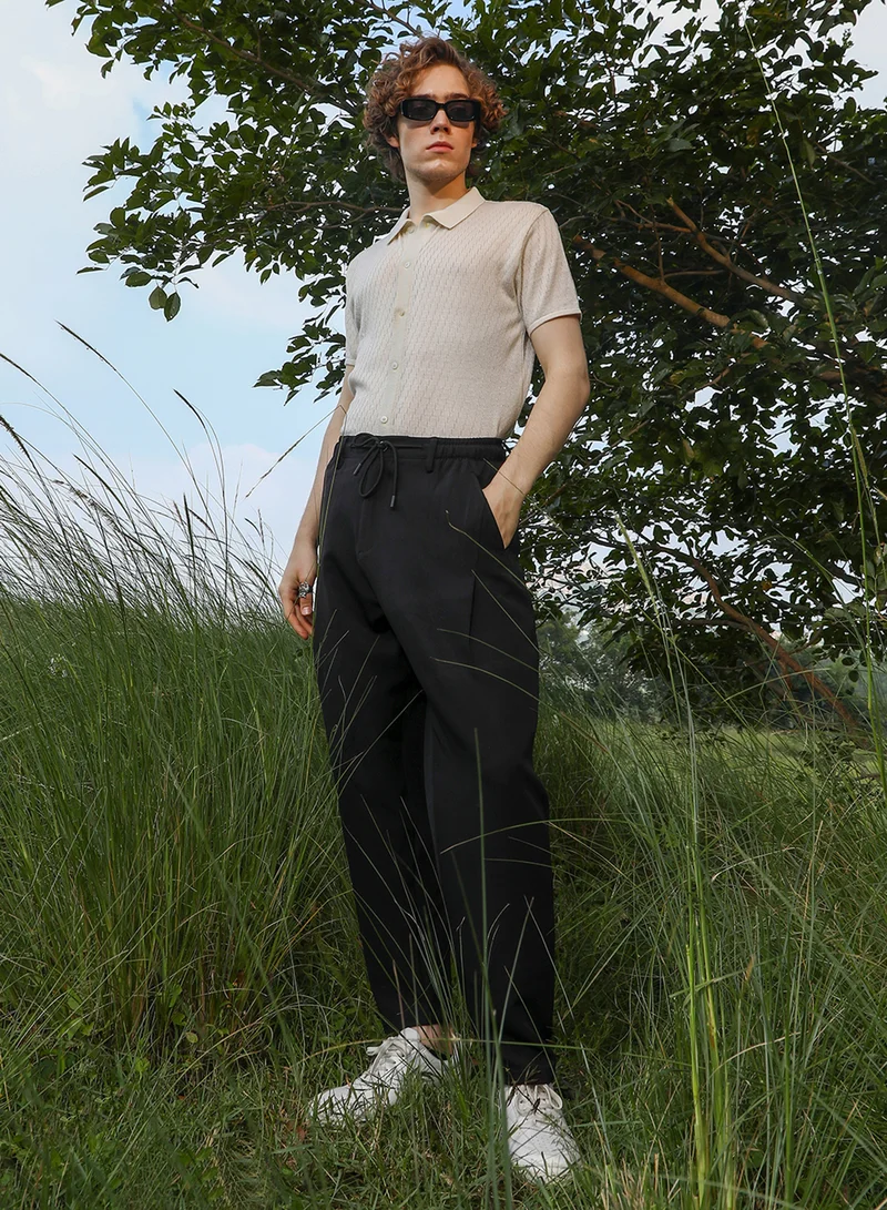 Campus Sutra Campus Sutra Men's Onyx Black Solid Relaxed Trousers For Casual Wear | Low-Rise | 4 Pockets | Button & Drawstring Closure | Trousers Crafted With Comfort Fit For Everyday Wear