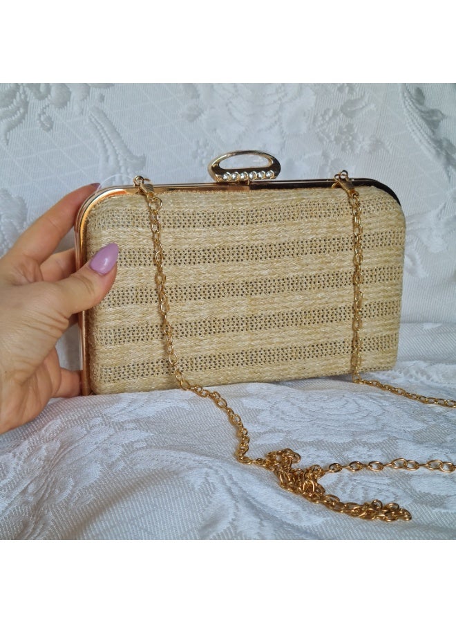 Elegant women's evening bag with a metal chain, luxurious design, high-quality, imported European manufacture, a small bag ideal for weddings, formal occasions, and evening parties. - Image 4