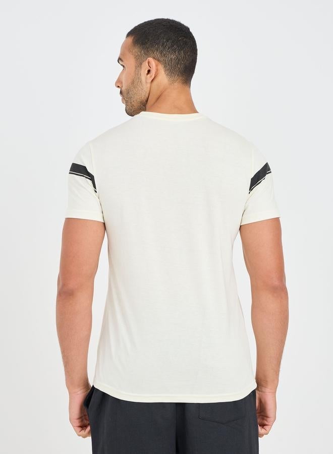 ستايلي تيشيرت بقصة عادية بطبعات شعارات ولوحات متباينة وتفاصيل شارة - Image 5