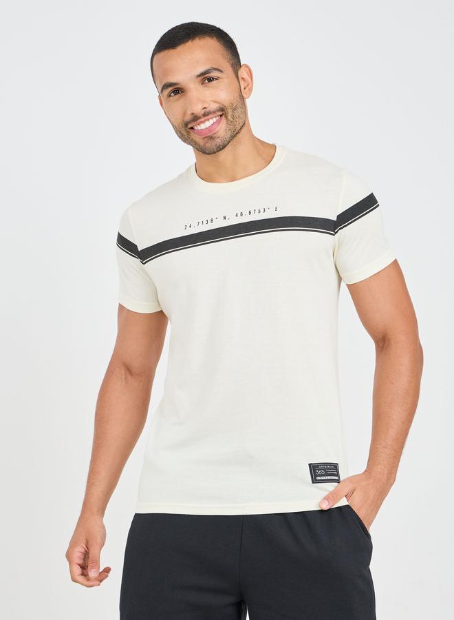 ستايلي تيشيرت بقصة عادية بطبعات شعارات ولوحات متباينة وتفاصيل شارة - Image 1