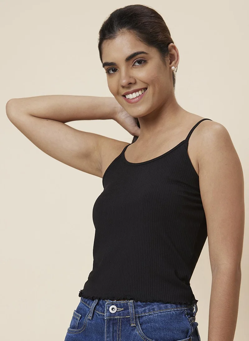 جلو باص بلوزة قصيرة نسائية بحمالات كتف سوداء