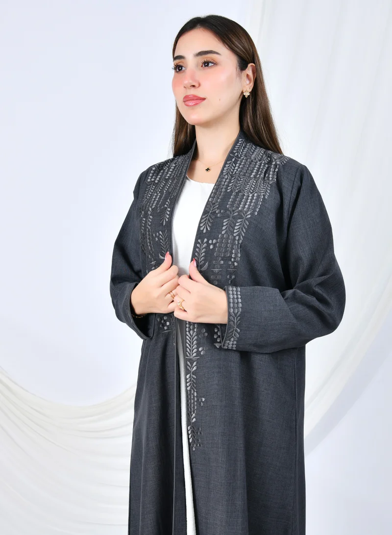 عبايات حوراء عباية أنيقة بقصّة ربع كلوش تمنح انسيابية راقية بتطريز بارز على الواجهة والأكمام | رمادي داكن