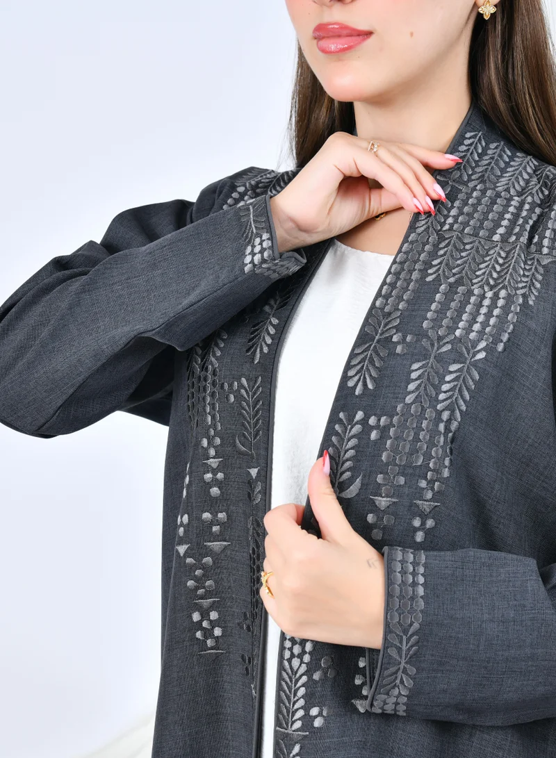 عبايات حوراء عباية أنيقة بقصّة ربع كلوش تمنح انسيابية راقية بتطريز بارز على الواجهة والأكمام | رمادي داكن