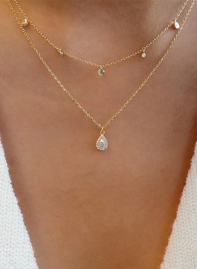 قلادة بوهيمية  لحفل زفاف ذات طبقات متعددة بأحجار سيز  الصغيرة – باللونين الفضي والأصفر الذهبي – متوهجة. قلادة مع رمز مضيء على شكل دمعة من الكريستال الصغيرة والناعمة، وبرمز دائري صغير ذو نقاط، ومؤخرة من الريهستون . شريطرقبة  بسيطة ذو سلسلة رفيعة، ناعمة ومُبسطَة  مصممة للمرأة. - Image 1