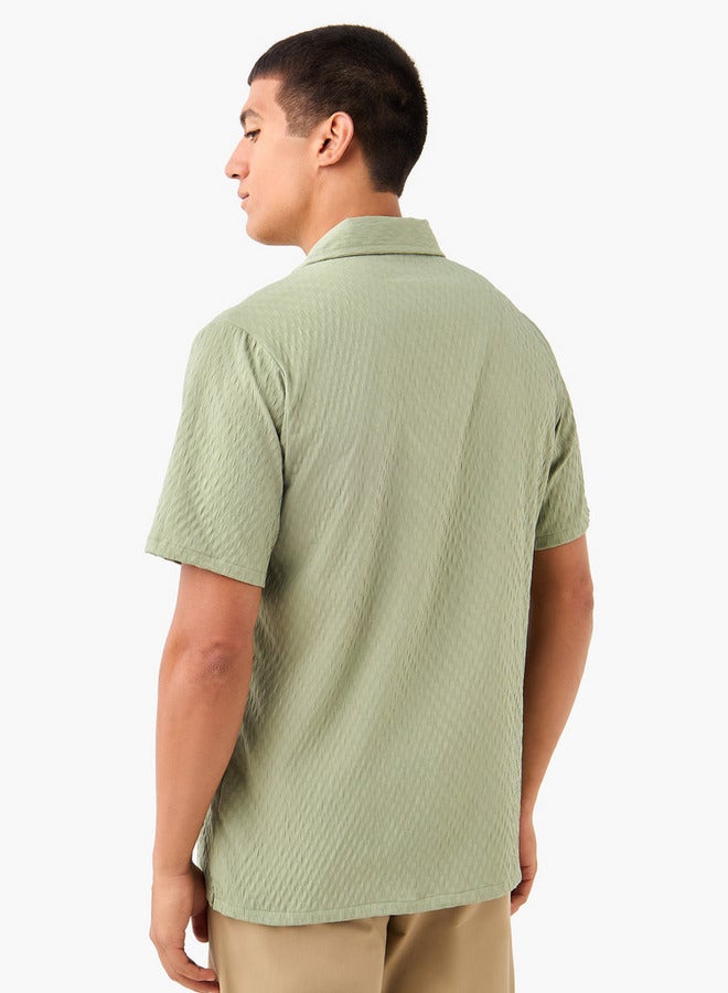 سبلاش فيڤ قميص بقصة عادية بياقة مخيم وأكمام قصيرة بنسيج دوبي - Image 3