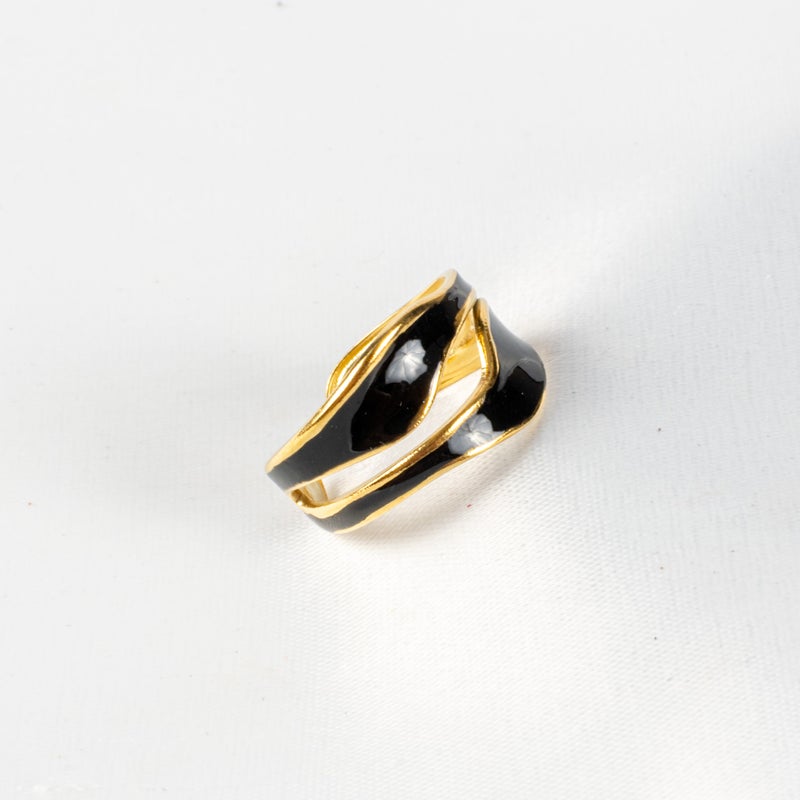 ذا بلاك بيرل اكسسوريز خاتم أستانليس ستيل ذهبي فري سايز مرصع بالمينا السوداء - Image 1