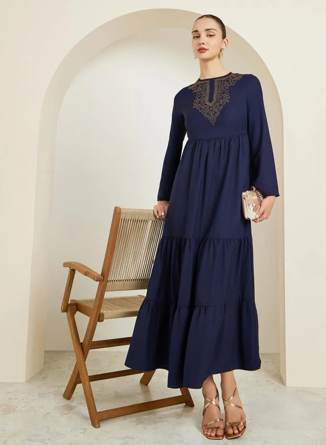 ستايلي فستان طويل مزين بطبقات