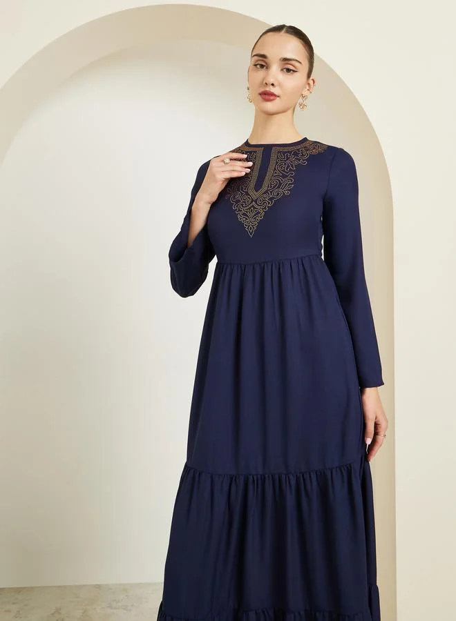 ستايلي فستان طويل مزين بطبقات