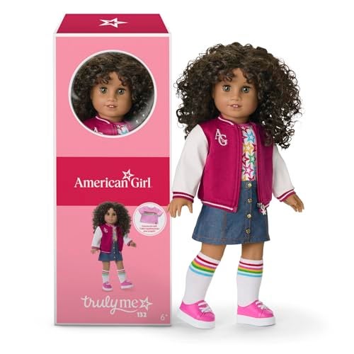 دمية أمريكان جيرل ترولي مي 18 بوصة 132 بعيون بندقية وشعر بني داكن مجعد وبشرة سمراء للأعمار من 6 سنوات