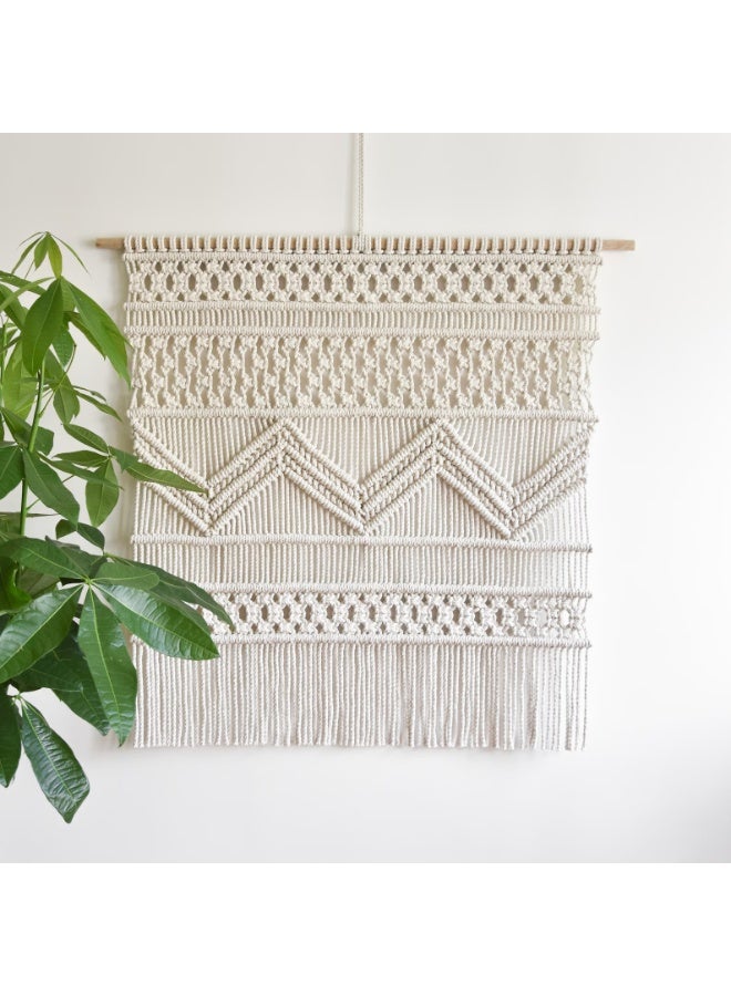 انتيكيانو أضيفي لمسة دفء وجمال طبيعي إلى ديكور منزلك مع هذه القطعة المكرمية المصنوعة يدويًا من خيوط القطن عالية الجودة. تصميمها البسيط والعصري يجعلها مثالية لتزيين الجدران في غرفة المعيشة أو النوم، وتضفي لمسة فنية ناعمة على أي مساحة. - Image 1