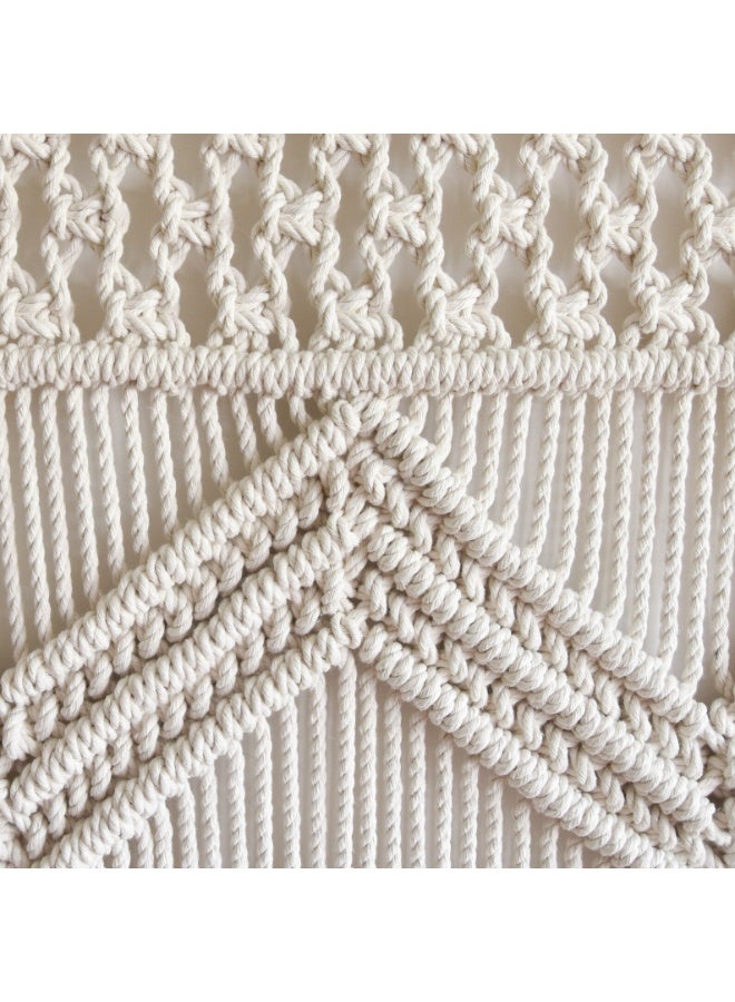 انتيكيانو أضيفي لمسة دفء وجمال طبيعي إلى ديكور منزلك مع هذه القطعة المكرمية المصنوعة يدويًا من خيوط القطن عالية الجودة. تصميمها البسيط والعصري يجعلها مثالية لتزيين الجدران في غرفة المعيشة أو النوم، وتضفي لمسة فنية ناعمة على أي مساحة. - Image 3