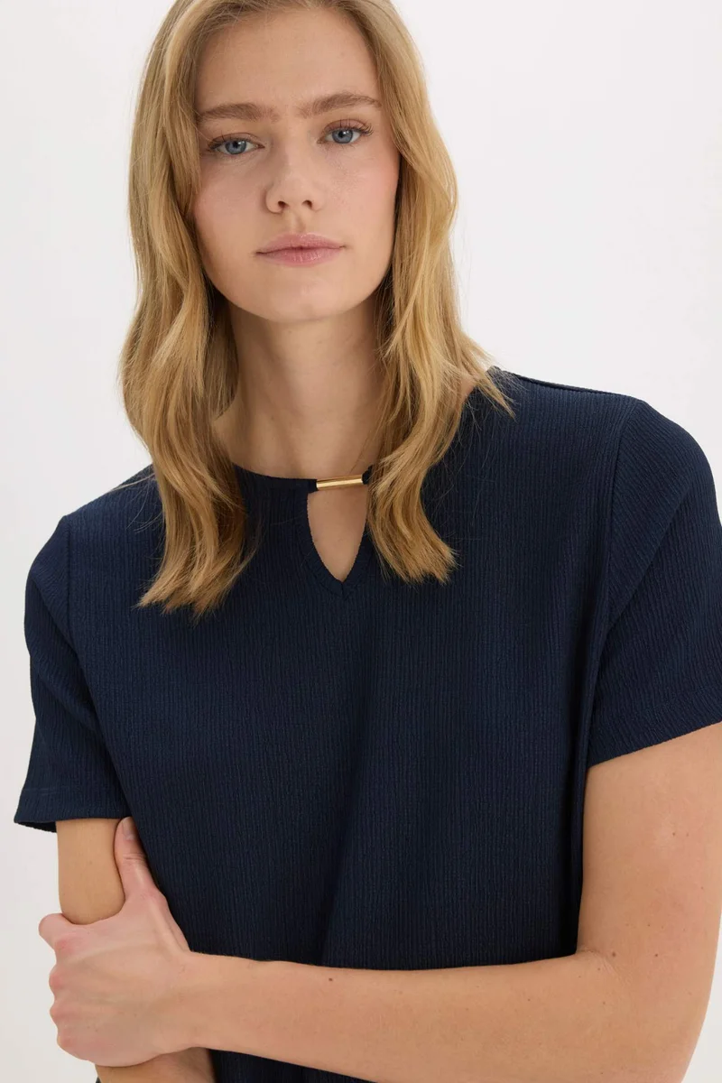 ديفاكتو Regular Fit Crew Neck Short Sleeve T-Shirt