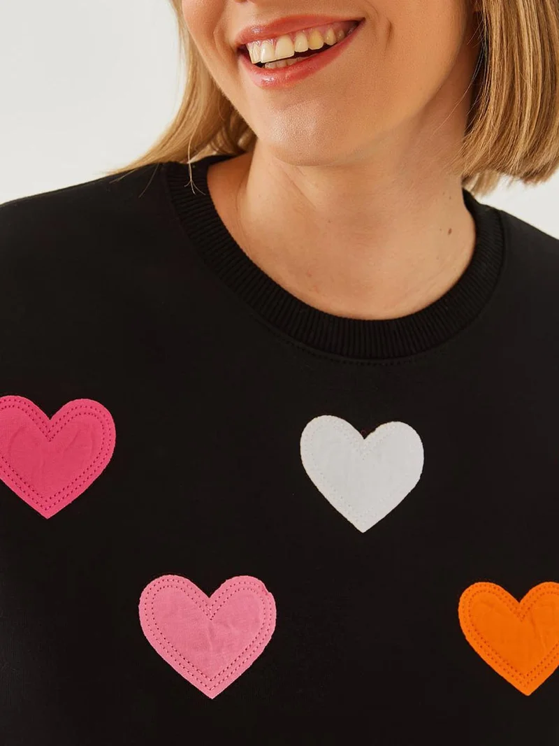 بيانكو لوتشي بلوفر لوكسي مطرز بقلوب بياقة دائرية