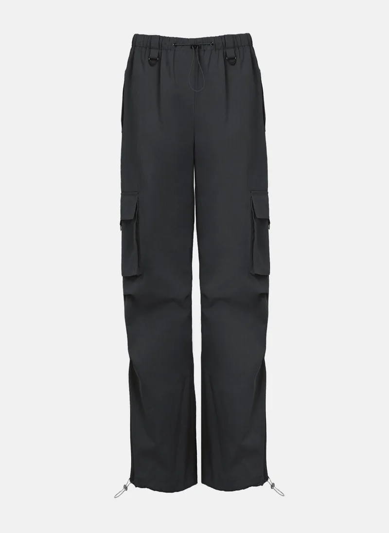 ليتشي بنطال واسع كارغو بحزام عند الحافة