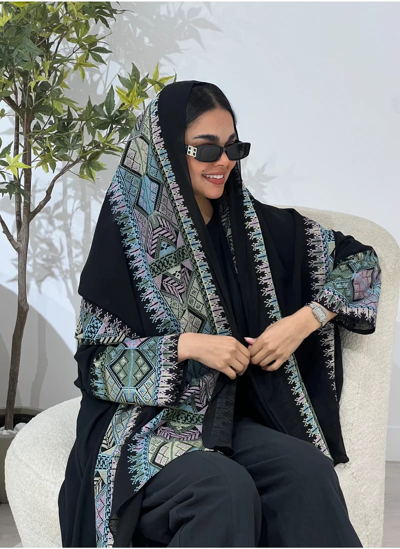 عبايات لوسين عباية سوداء مطرزة بنقش سدو مميز على الأكمام والطرحة
