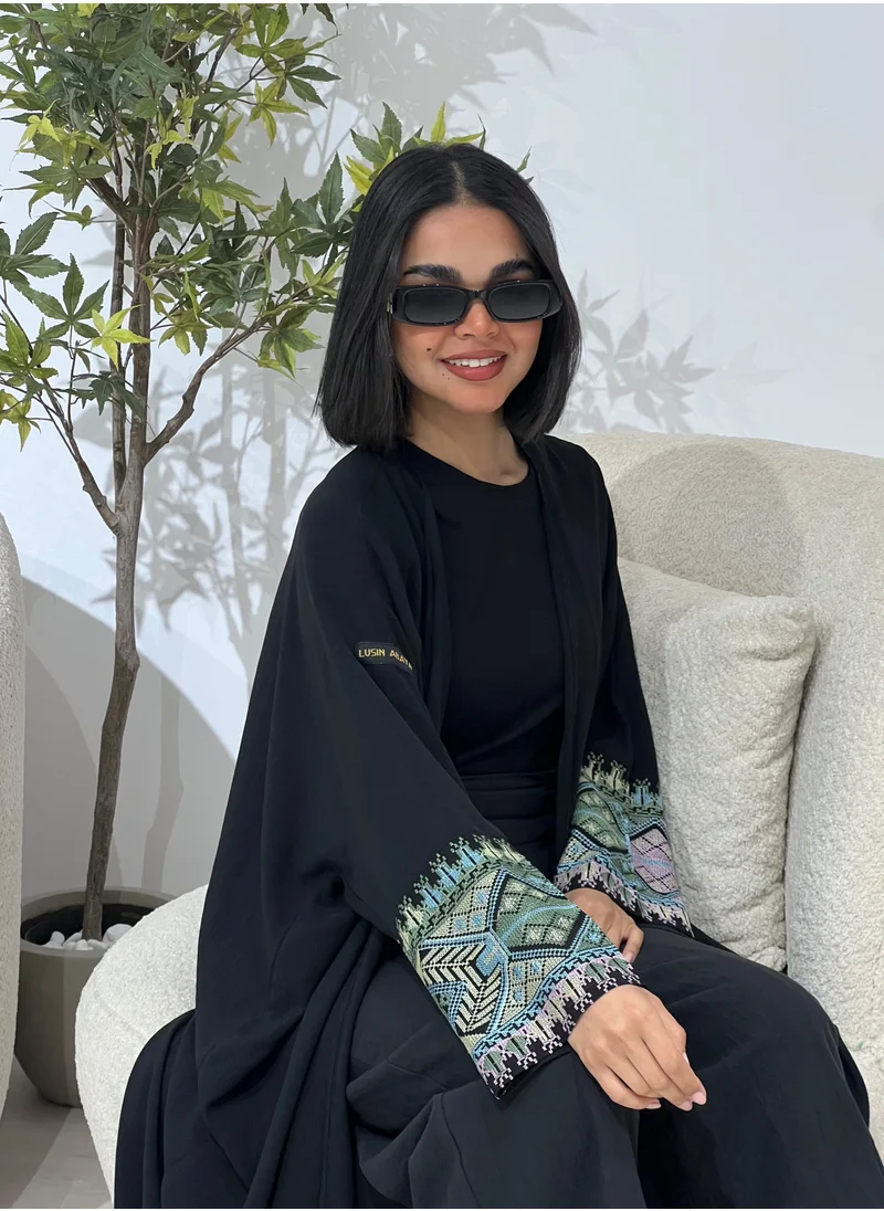 عبايات لوسين عباية سوداء مطرزة بنقش سدو مميز على الأكمام والطرحة