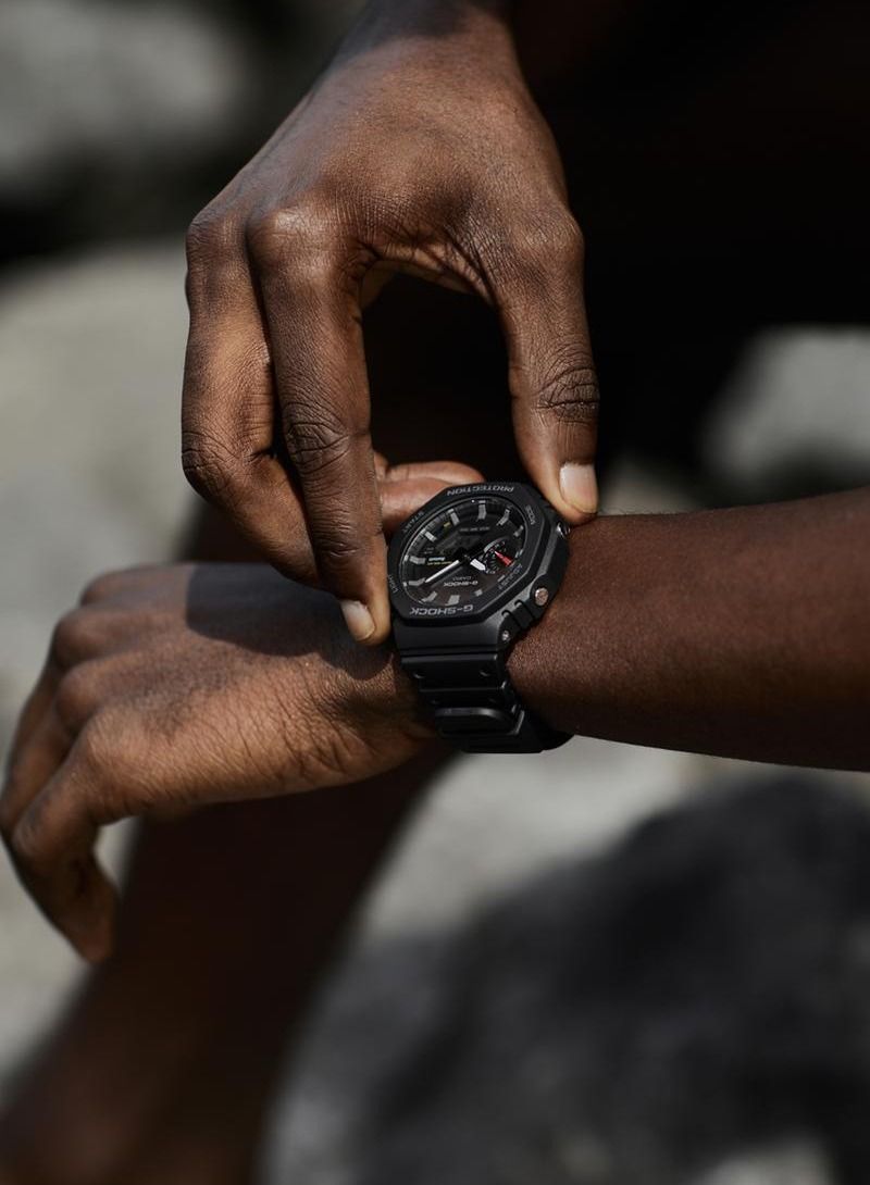 كاسيو ساعة رجالية جي شوك رقمية انالوج سوداء بسوار من الراتنج GA-B2100-1ADR. - Image 2