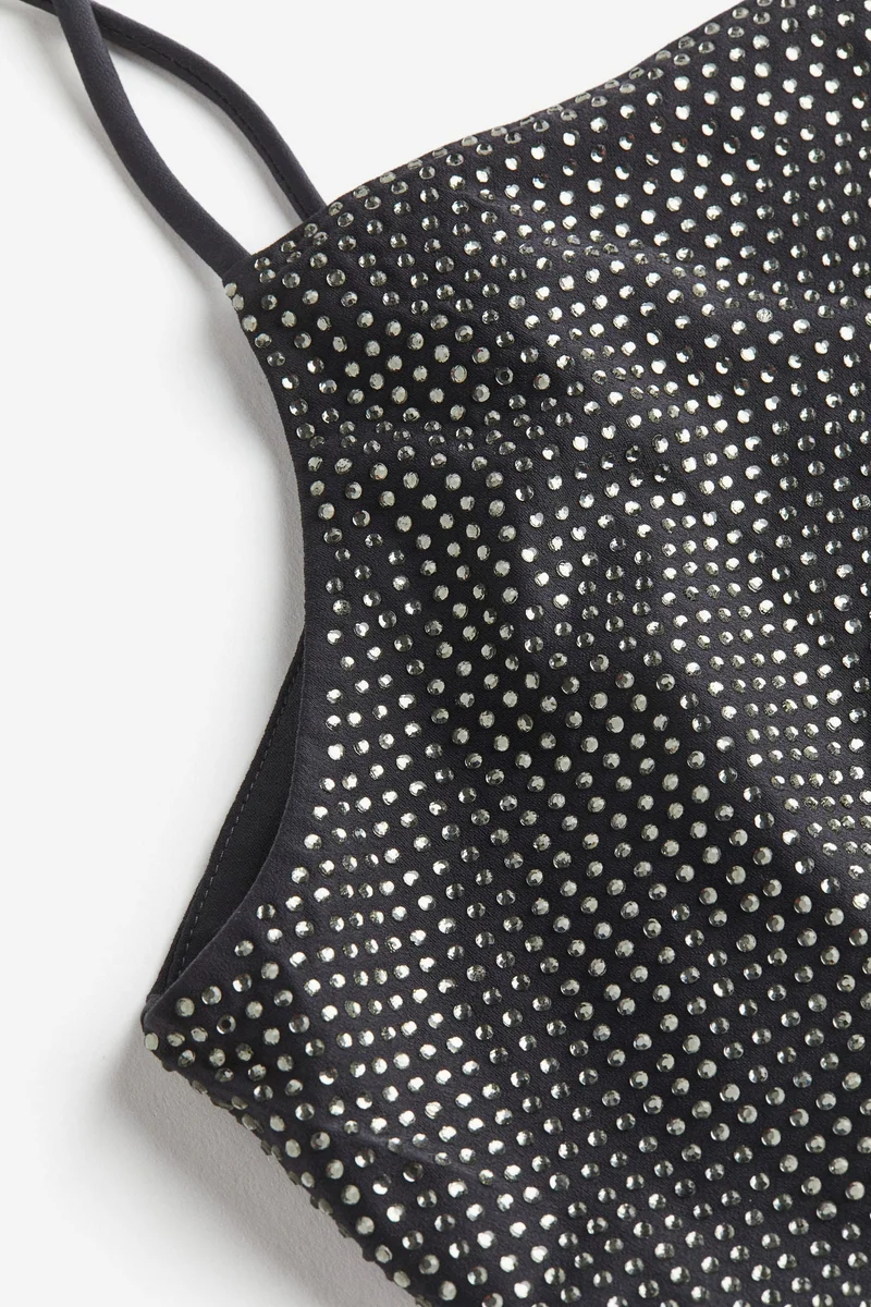 اتش اند ام بلوزة مخططة مزيّنة بأحجار الراين