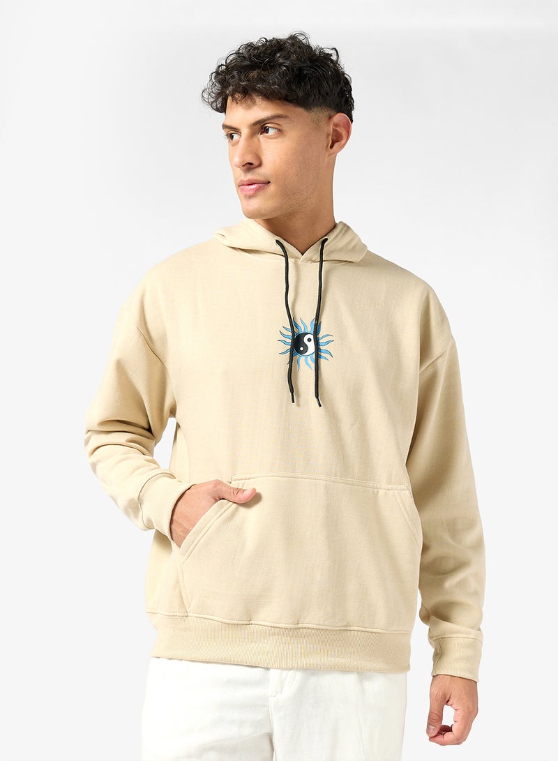 سفنتي فايف بيسيكس هودي بطبعة جرافيك - Image 1