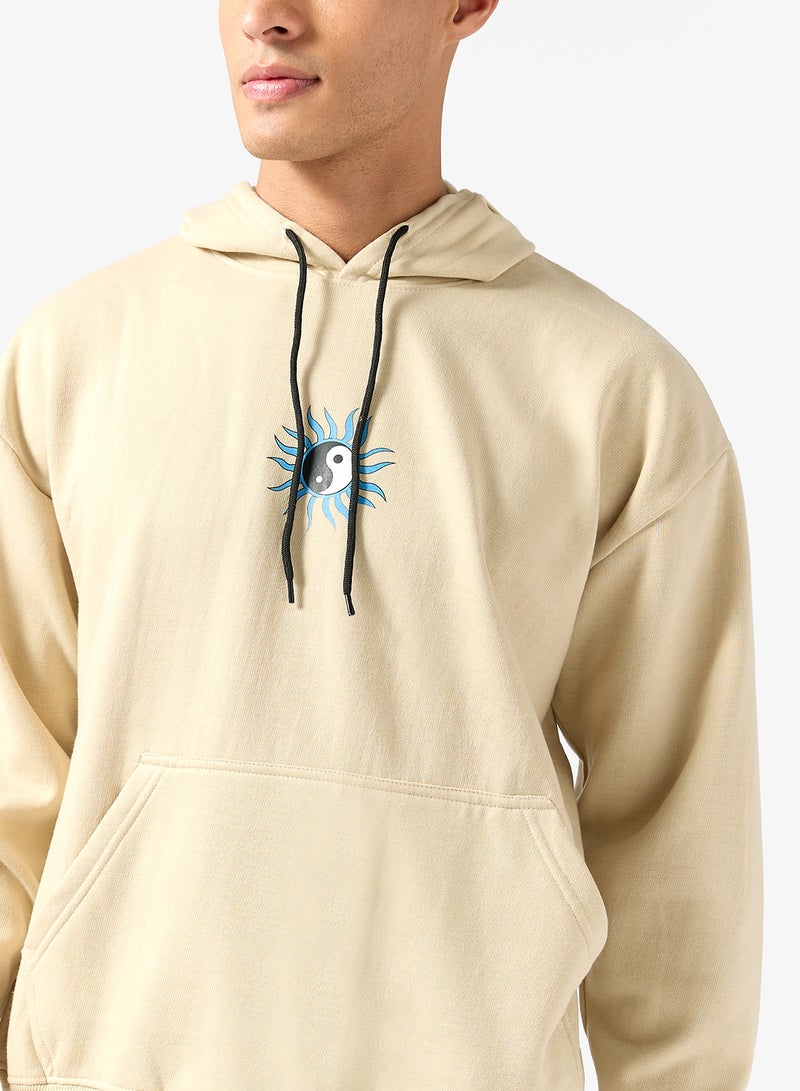 سفنتي فايف بيسيكس هودي بطبعة جرافيك - Image 3