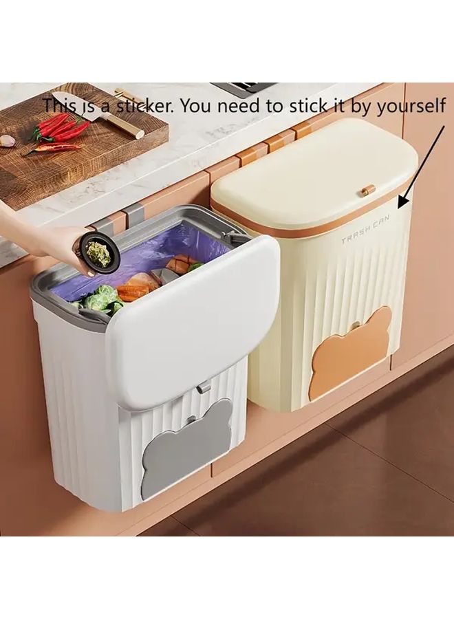 سلة مهملات كبيرة الحجم مثبتة على الحائط مع غطاء باللون الرمادي والأبيض، رفيعة لتوفير المساحة للمطبخ والحمام - Image 2