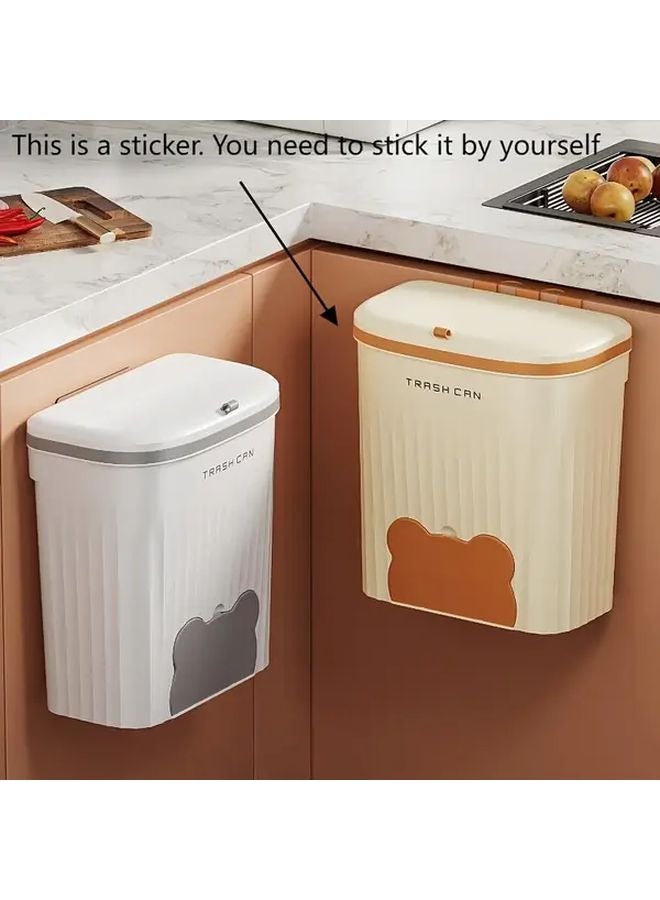 سلة مهملات كبيرة الحجم مثبتة على الحائط مع غطاء باللون الرمادي والأبيض، رفيعة لتوفير المساحة للمطبخ والحمام - Image 3