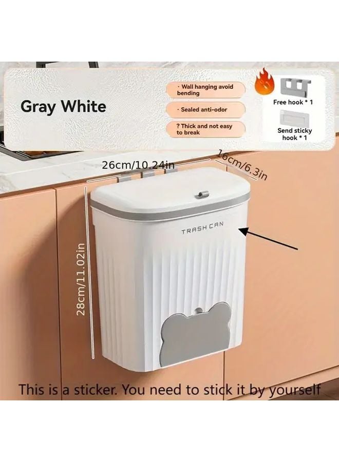 سلة مهملات كبيرة الحجم مثبتة على الحائط مع غطاء باللون الرمادي والأبيض، رفيعة لتوفير المساحة للمطبخ والحمام - Image 1