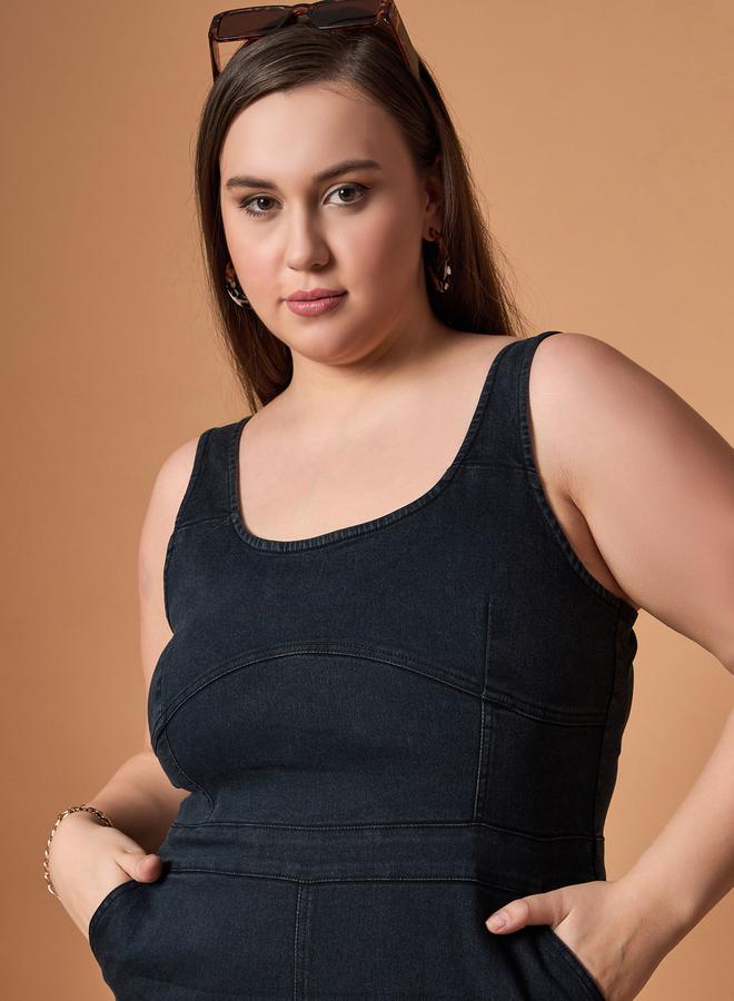 ساسافراس فستان ميدي بقصة ضيقة بفتحة أمامية من قماش الدنيم مقاس كبير من ساسافراس - Image 4