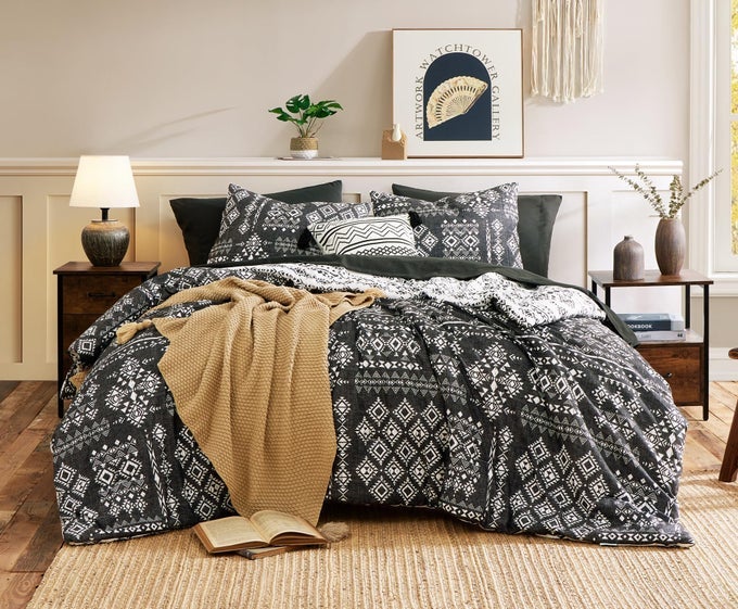 KING SIZE COMFORTER SET 7 PIECES BOHO BED IN A BAG BLACK AND WHITE REVERSIBLE AZTEC DESIGN WITH SOFT MICROFIBER LIGHTWEIGHT WARM AND BREATHABLE KING 102X90 INCHES